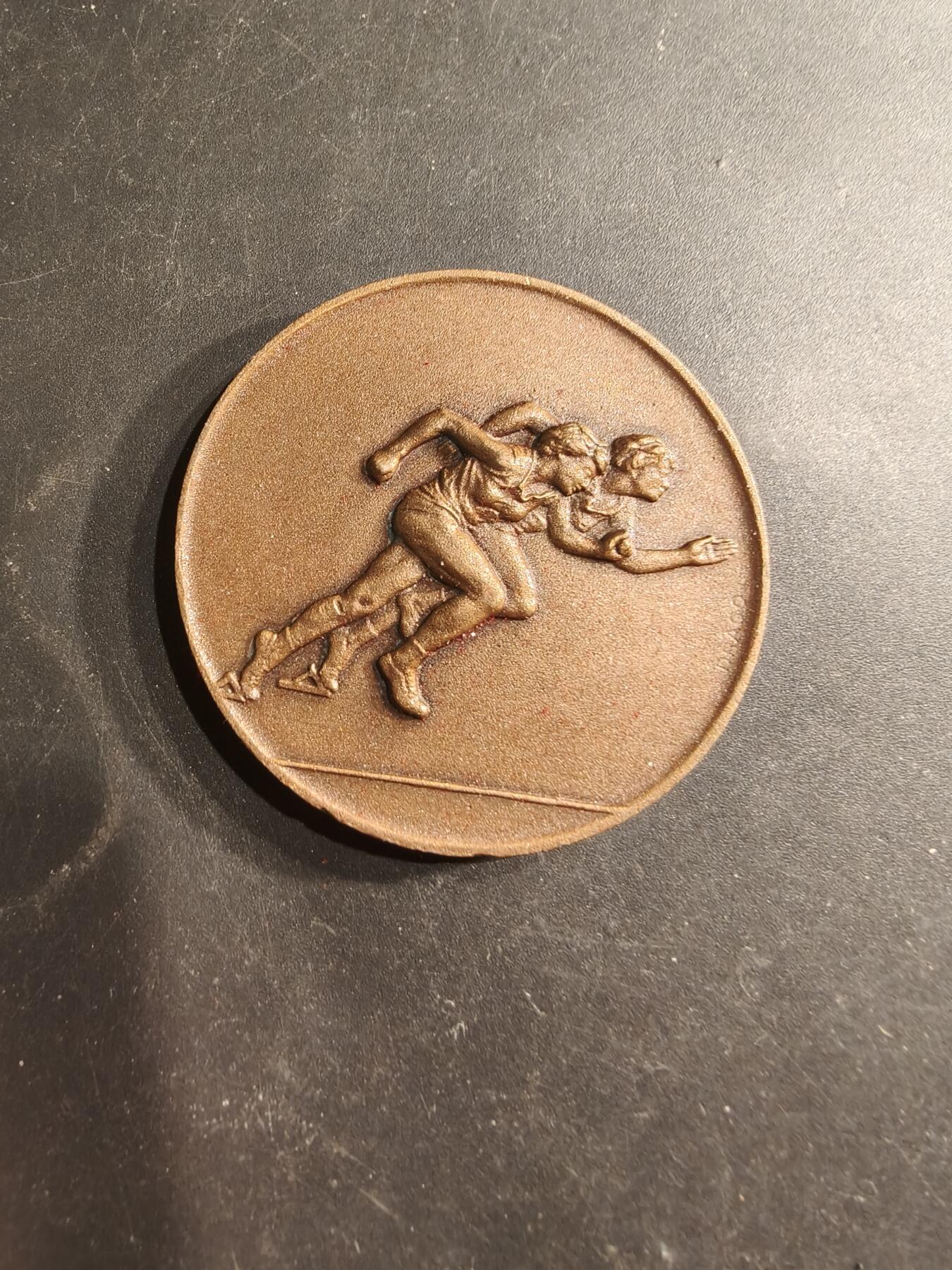 老王徽章第190期 法国长跑运动纪念章    原盒，盒子有损     直径50mm     重量61.2g