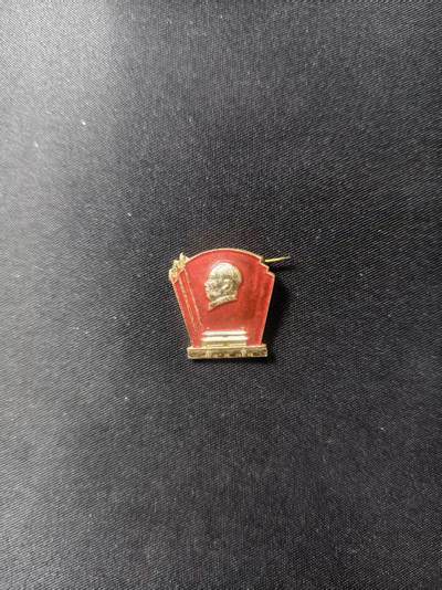 云宸嘉赏-勋臻文献佳藏优品精选场次（低佣 转发佣金红包） - 天安门异型毛头像章 