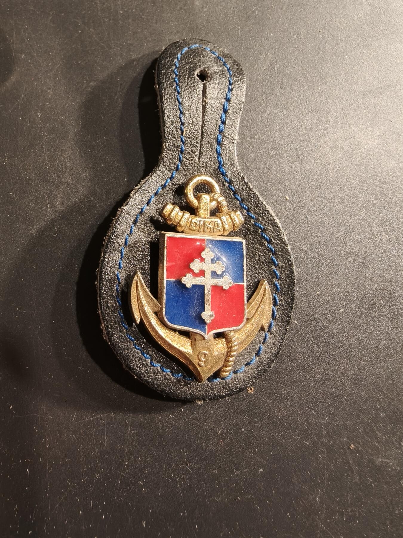 老王徽章第190期 法国海军陆战队第9步兵师证章      该部队的前身是第9殖民步兵师，曾作为自由法国军队的一部分参加二战。此后曾参与法越战争（印度支那战争）等行动。随着军事体制改革，该单位演变为第9海军陆战步兵师（9e DIMa），现为第9海军陆战步兵旅（9e BIMa）