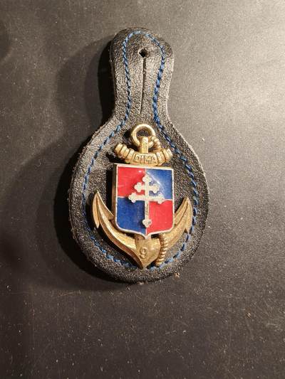 老王徽章第190期 - 法国海军陆战队第9步兵师证章      该部队的前身是第9殖民步兵师，曾作为自由法国军队的一部分参加二战。此后曾参与法越战争（印度支那战争）等行动。随着军事体制改革，该单位演变为第9海军陆战步兵师（9e DIMa），现为第9海军陆战步兵旅（9e BIMa）