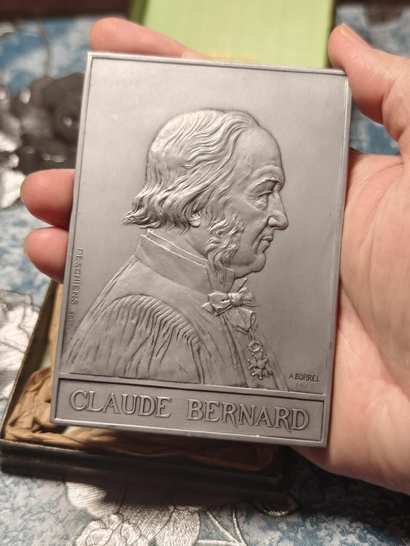 抚柳草堂-第二十期章牌钱币  奖章勋章免佣最后一期 满百包邮 放漏专场 1913法国生物学家克劳德纳德诞辰百年铝质纪念章  重133.9g 80*110.5mm 三角边铭 原盒美品 特殊材质保存不易