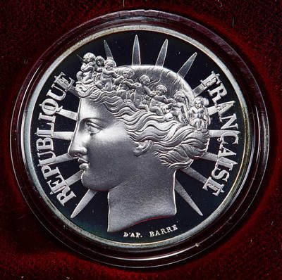 【俄甄集藏】2026年(050)04-01星期三 晚 19:30 全场包邮 - 法国1988年纪念法兰西立国价值“共和理念”100法郎精制银币，原盒证，重15克，950银，发行量20000枚