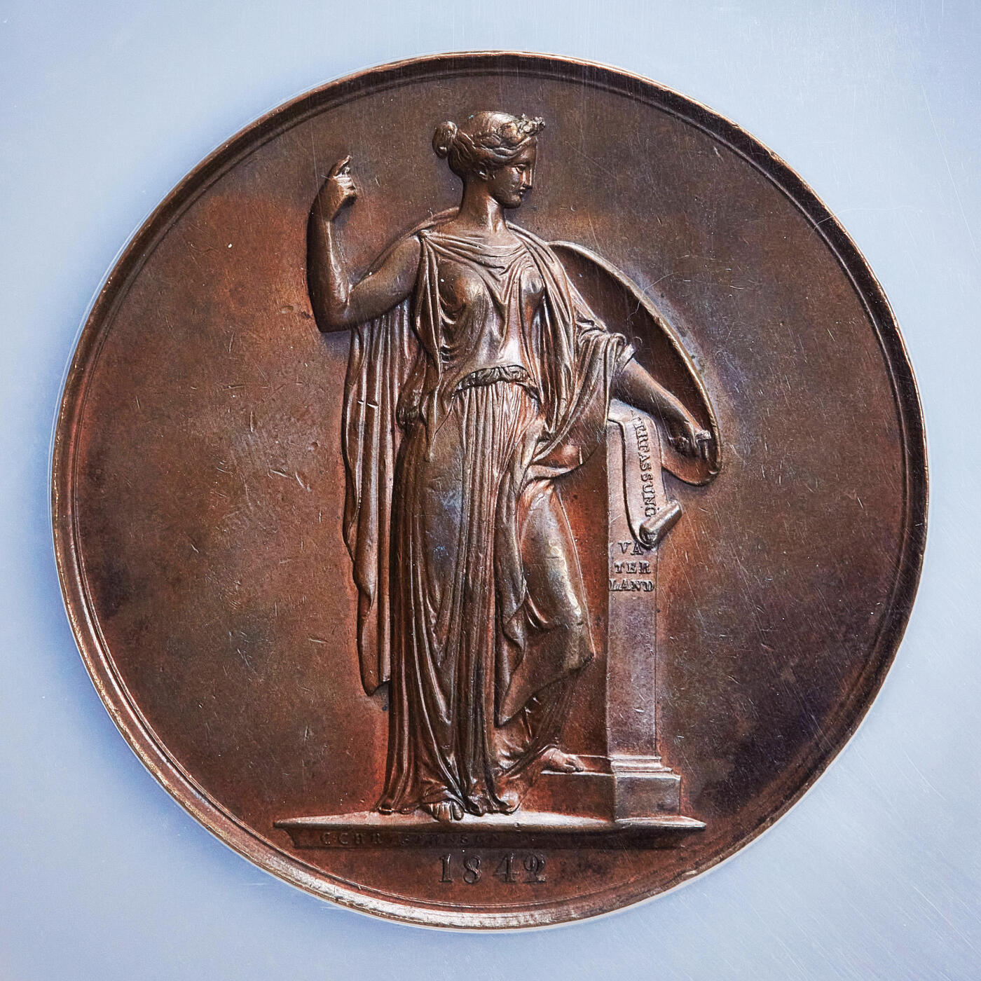 【俄甄集藏】2026年(050)04-01星期三 晚 19:30 全场包邮 德国1842年纪念巴登自由派政治家亚当·冯·伊茨施泰因大铜章，NGC AU58，巧克力包浆，高浮雕，设计精美，少见品种，雕刻家卡尔·克里斯蒂安·施韦特作品，直径：55mm