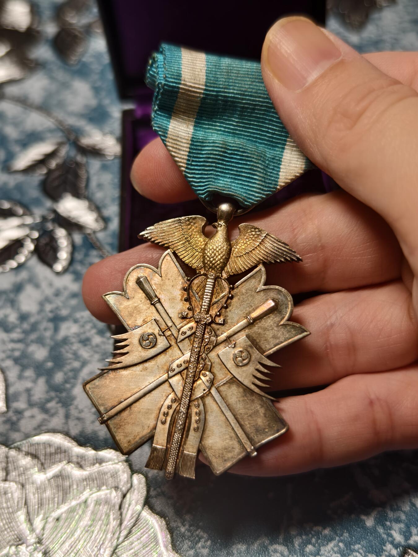 抚柳草堂-第二十期章牌钱币  奖章勋章免佣最后一期 满百包邮 放漏专场 七鸟 勋七级金鵄勋章 银质33g 原盒美品 昭和早期