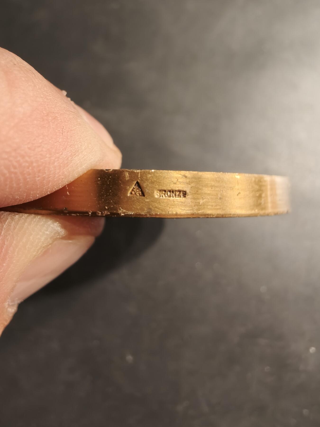 老王徽章第190期 法国陆军阿尔及利亚第3步兵师大铜章    授予平斯曼少将    直径68mm    重量142.5