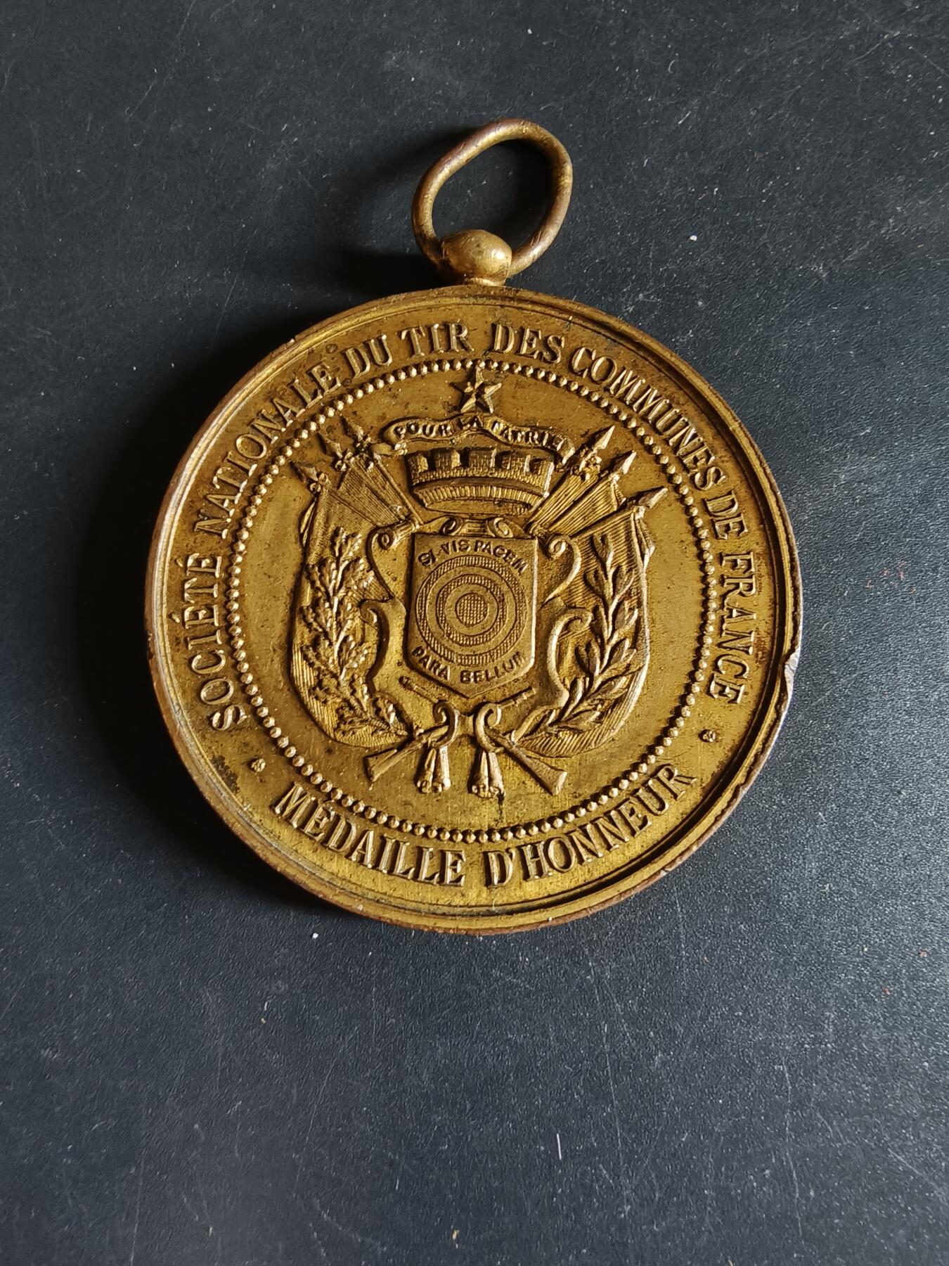 老王徽章第190期 法国国家射击协会铜奖章     原盒      直径50mm     重量51.6g