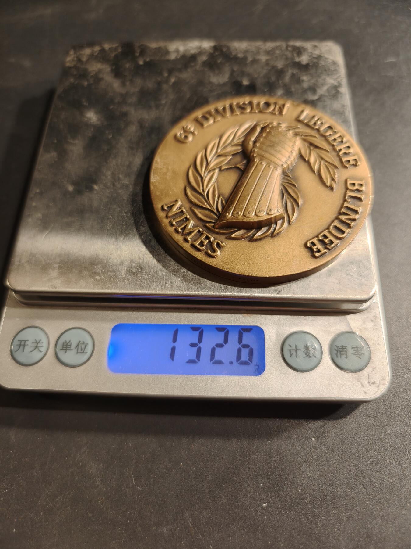 老王徽章第190期 法国陆军第6轻装甲旅大铜章     授予让·平斯曼少将      直径64mm     重量132.6g