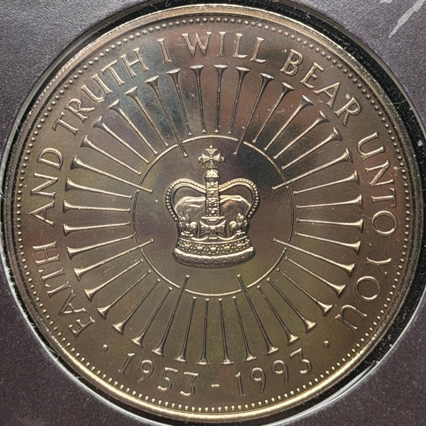 ＜星葵🌻钱币社＞第72期·东奔西走的硬币·3月31日发货 〈邮币封·附10镑高面值不列颠女神邮票〉英国1993年女王登基40周年5镑克朗型纪念币