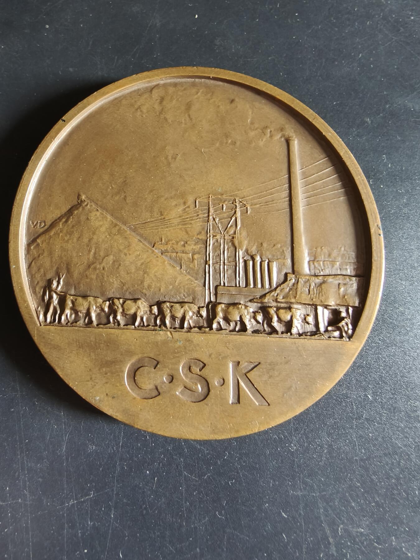 老王徽章第190期 比利时比属刚果加单加地区管理委员会成立50周年大铜章      直径80mm      重量214.4g