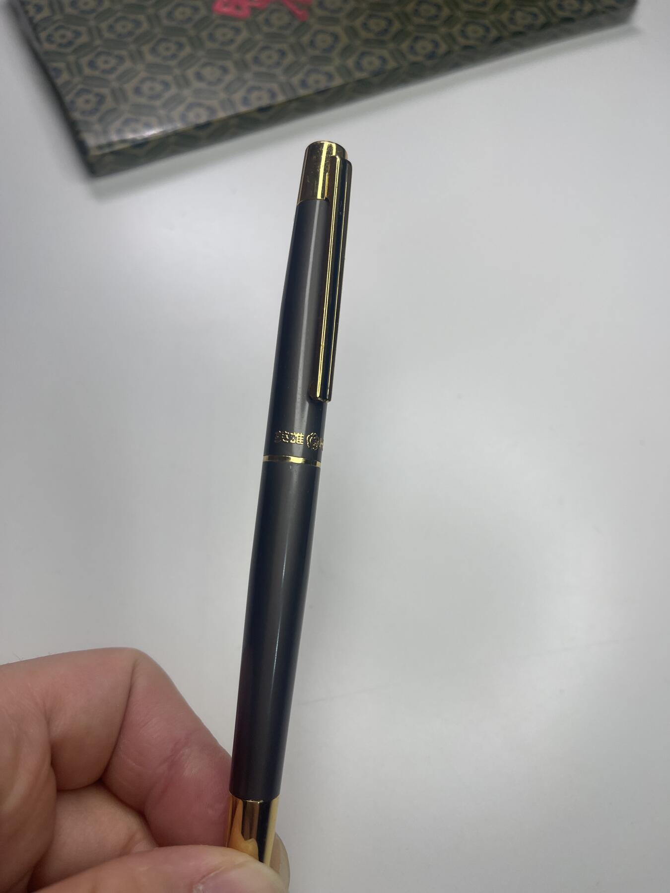 新时代收藏快速小拍 拍卖本周一线所得新货 3月29日场 水利发电专家谢宗林的证书与盐锅峡水电站十号机组发电纪念手表与英雄牌钢笔一套 手表为日本机芯定制表 背后有发电纪念字样 值得一提的是 该的主证书为水利水电部裁撤的最后一年1988年所颁发 傅作义曾任第一任部长