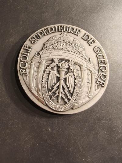老王徽章第190期 - 法国高等军事学院镀银大铜章     该学院成立于1876年，位于巴黎军事学院内，其宗旨是培养法国陆军的高级参谋和精英军官      直径70mm     重量177.7g