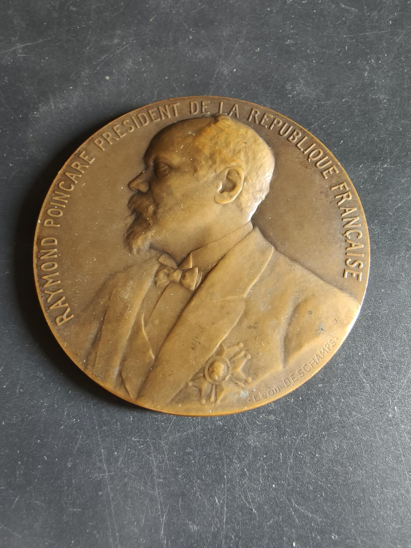 老王徽章第190期 法国总统庞加莱1913年就职大铜章     原盒     直径72mm     重量155.1g