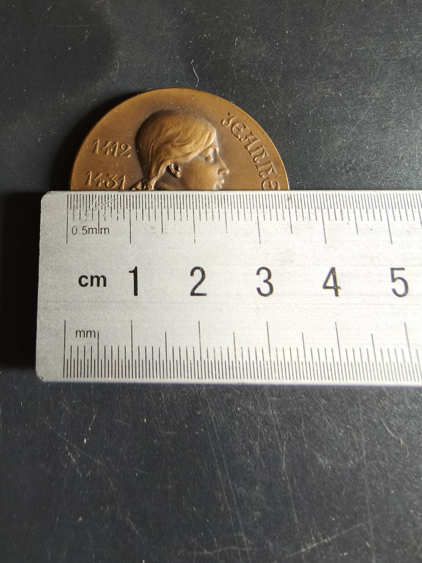 老王徽章第190期 法国奥尔良市戎装圣女贞德大铜章      原盒，盒子有损     直径36mm      重量22.5g