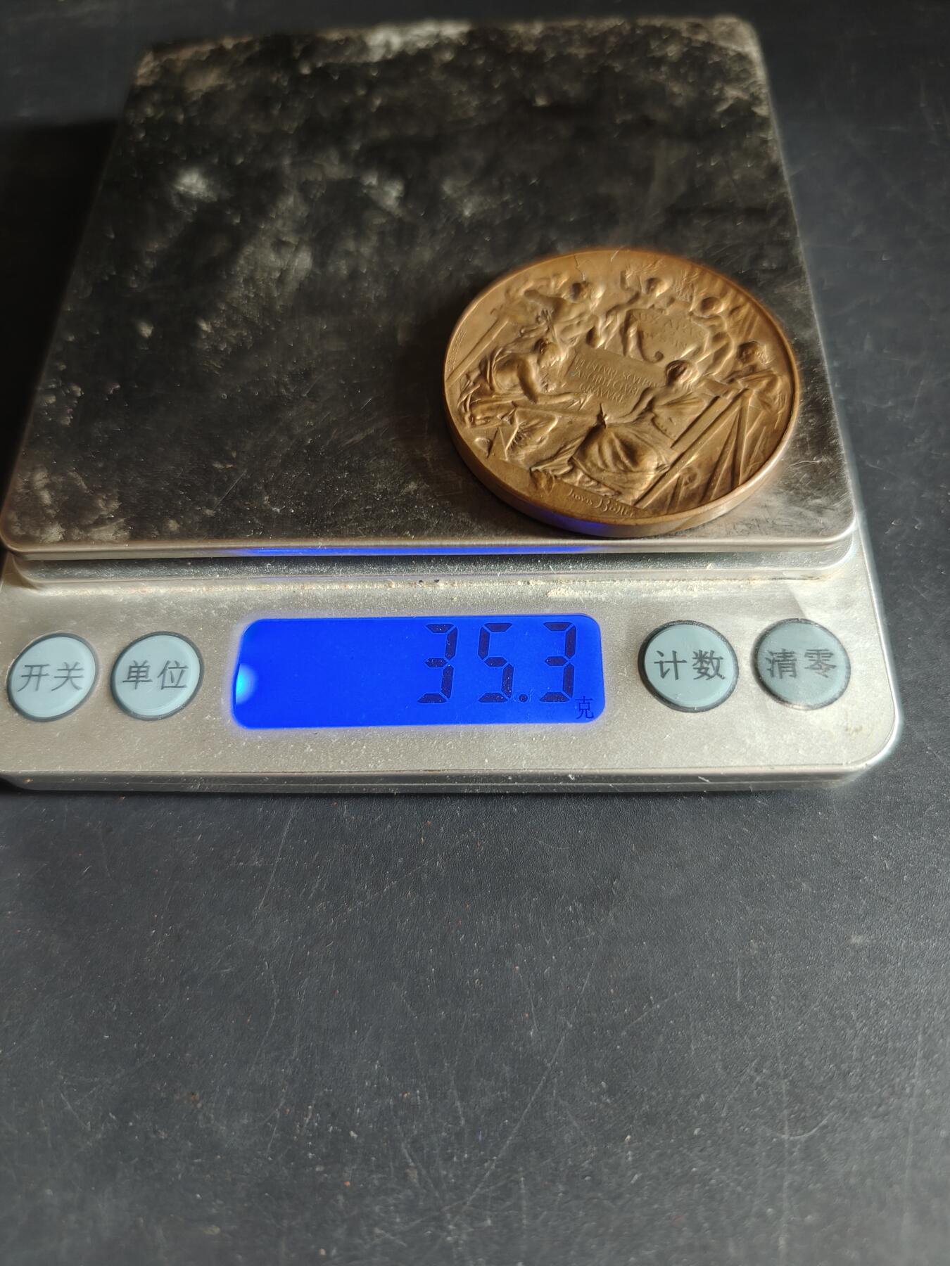 老王徽章第190期 法国利摩日国立装饰艺术学院大铜章     大师路易·波特作品     原盒       直径42mm      重量35.3g