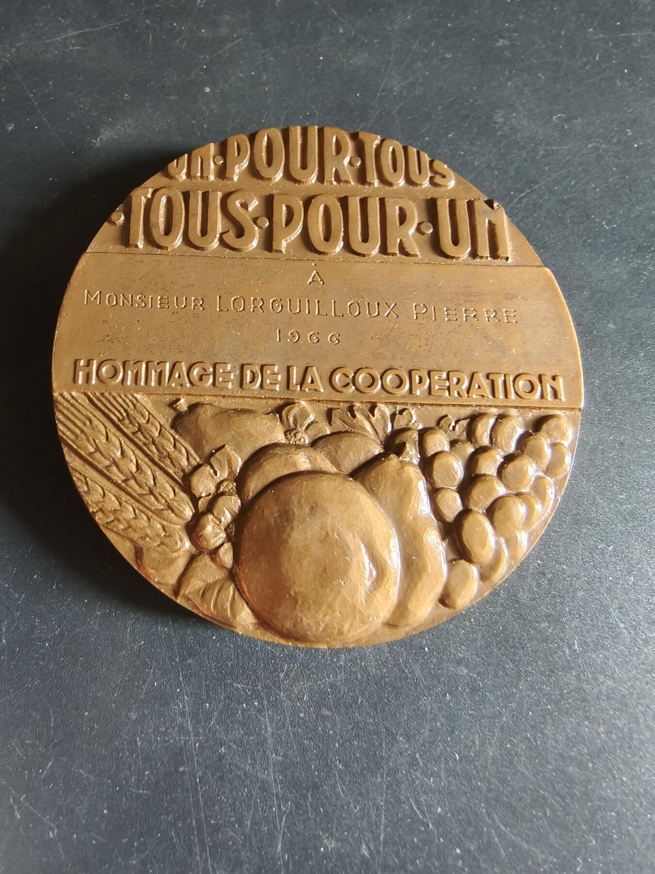 老王徽章第190期 法国《合作》主题大铜章    装饰风格    高浮雕    原盒     直径68mm    重量215.9g