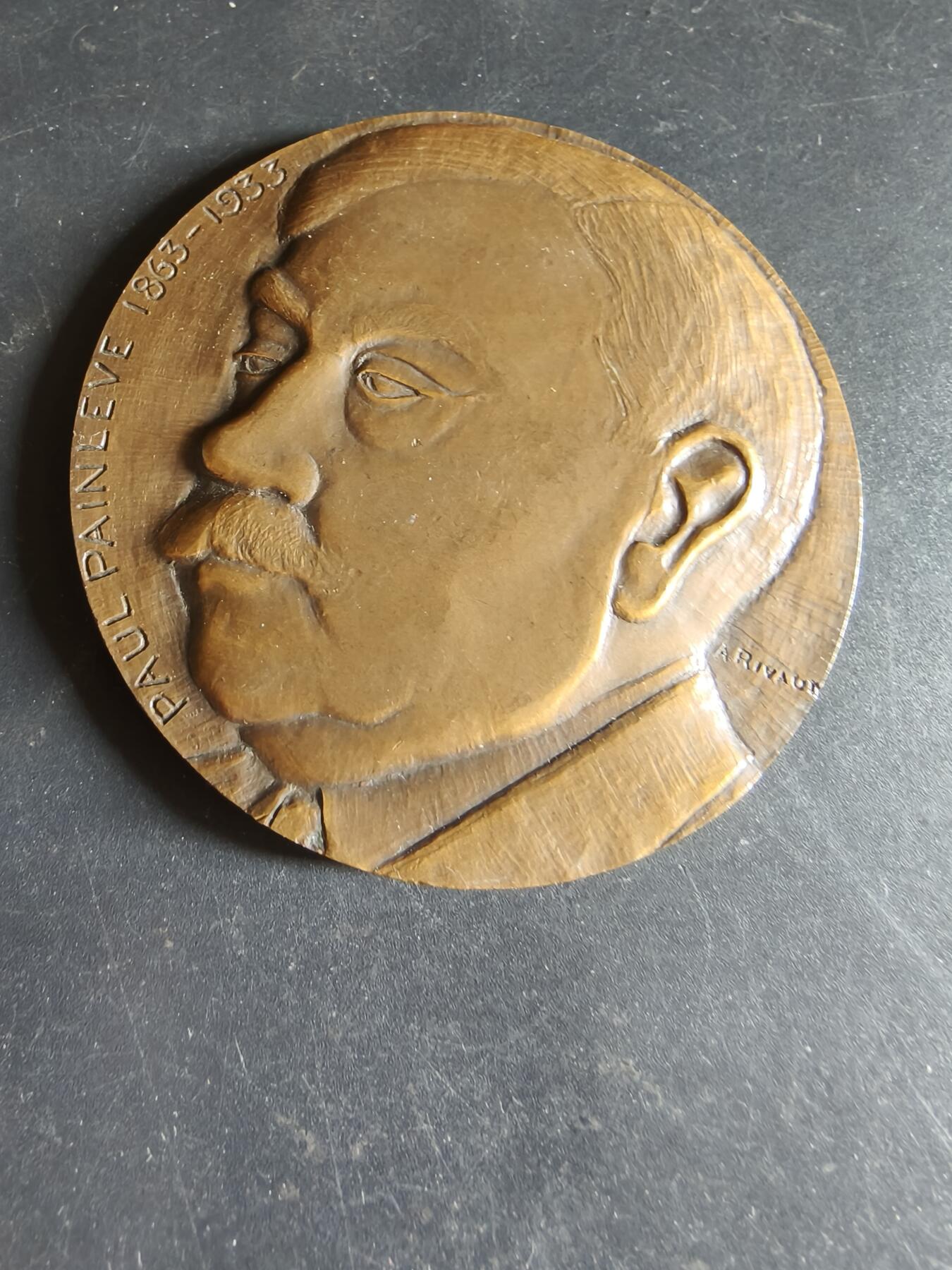 老王徽章第190期 法国国家艺术与技术学院授予保罗·潘乐威先生大铜章     原盒     保罗·潘勒韦（1863-1933）是一位著名的法国数学家和政治家，曾任法国总理和战争部长        直径68mm      重量141g