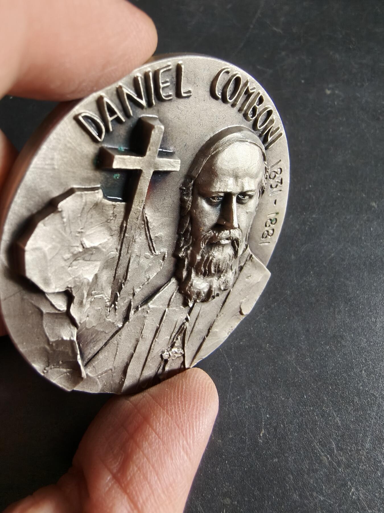 老王徽章第190期 法国天主教会圣丹尼尔·孔博尼镀银纪念章      高浮雕     原盒        他是19世纪著名的天主教传教士和非洲传教修会的创始人        直径60mm     重量132.5g