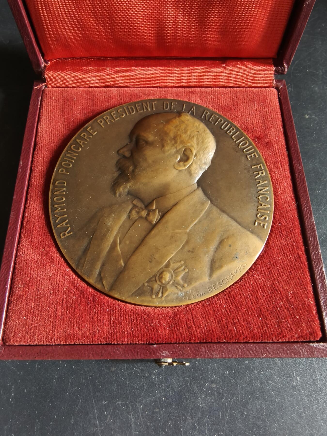 老王徽章第190期 法国总统庞加莱1913年就职大铜章     原盒     直径72mm     重量155.1g