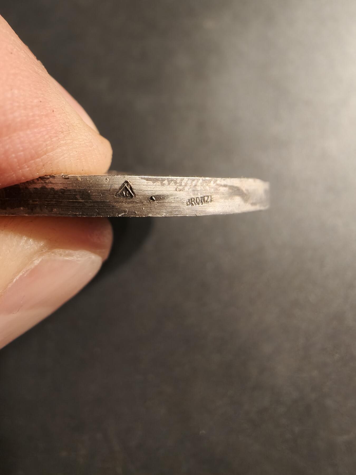 老王徽章第190期 法国音乐协会镀银大铜章     直径50mm    重量60.5g