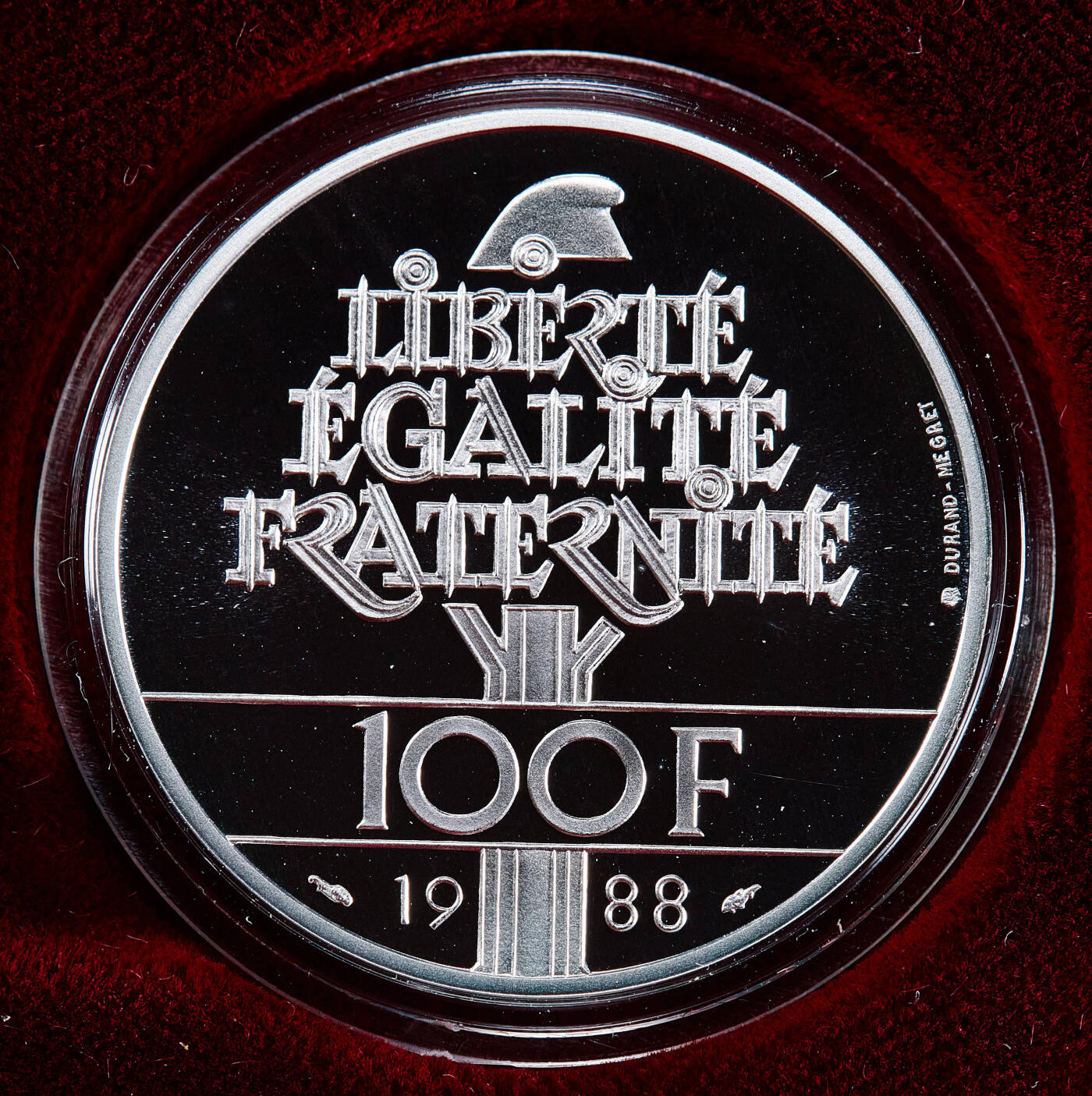 【俄甄集藏】2026年(050)04-01星期三 晚 19:30 全场包邮 法国1988年纪念法兰西立国价值“共和理念”100法郎精制银币，原盒证，重15克，950银，发行量20000枚