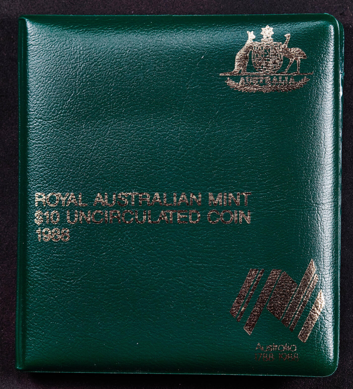 【俄甄集藏】2026年(050)04-01星期三 晚 19:30 全场包邮 澳大利亚1988年纪念海军第一舰队成立200周年10元册装银币，带证，重20克，925银，发行量111497枚