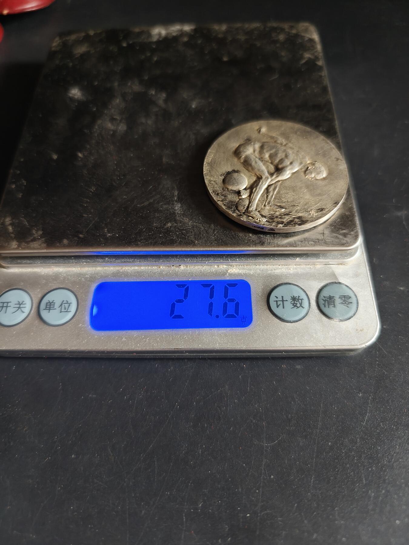 老王徽章第190期 法国举重运动镀银大铜章     原盒     直径41mm    重量27.6g