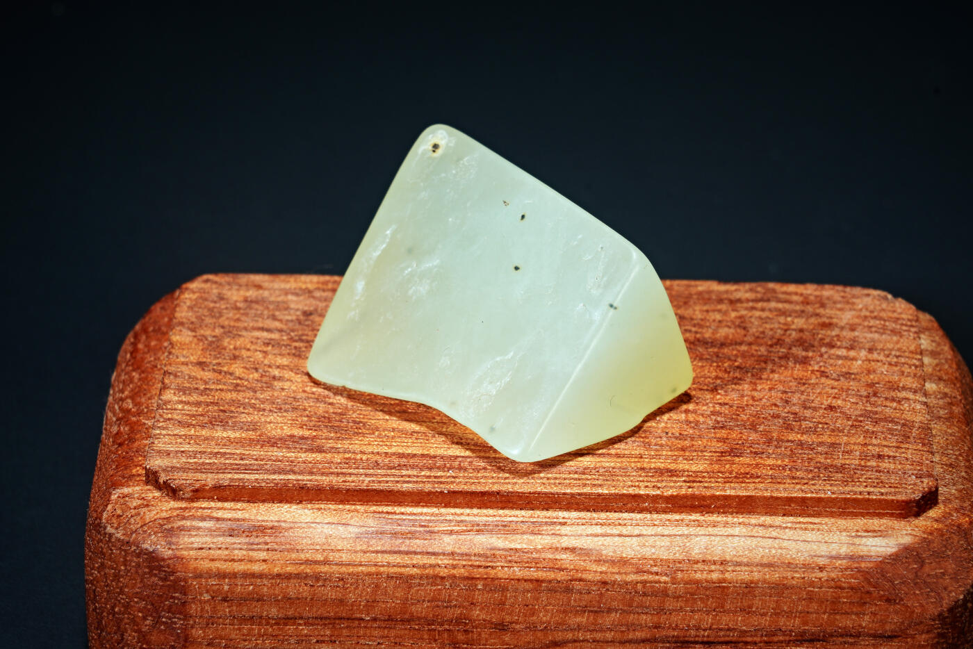 上海都达杂项专场六十九【全场包邮】 和田玉原石随型摆件 连座94-136