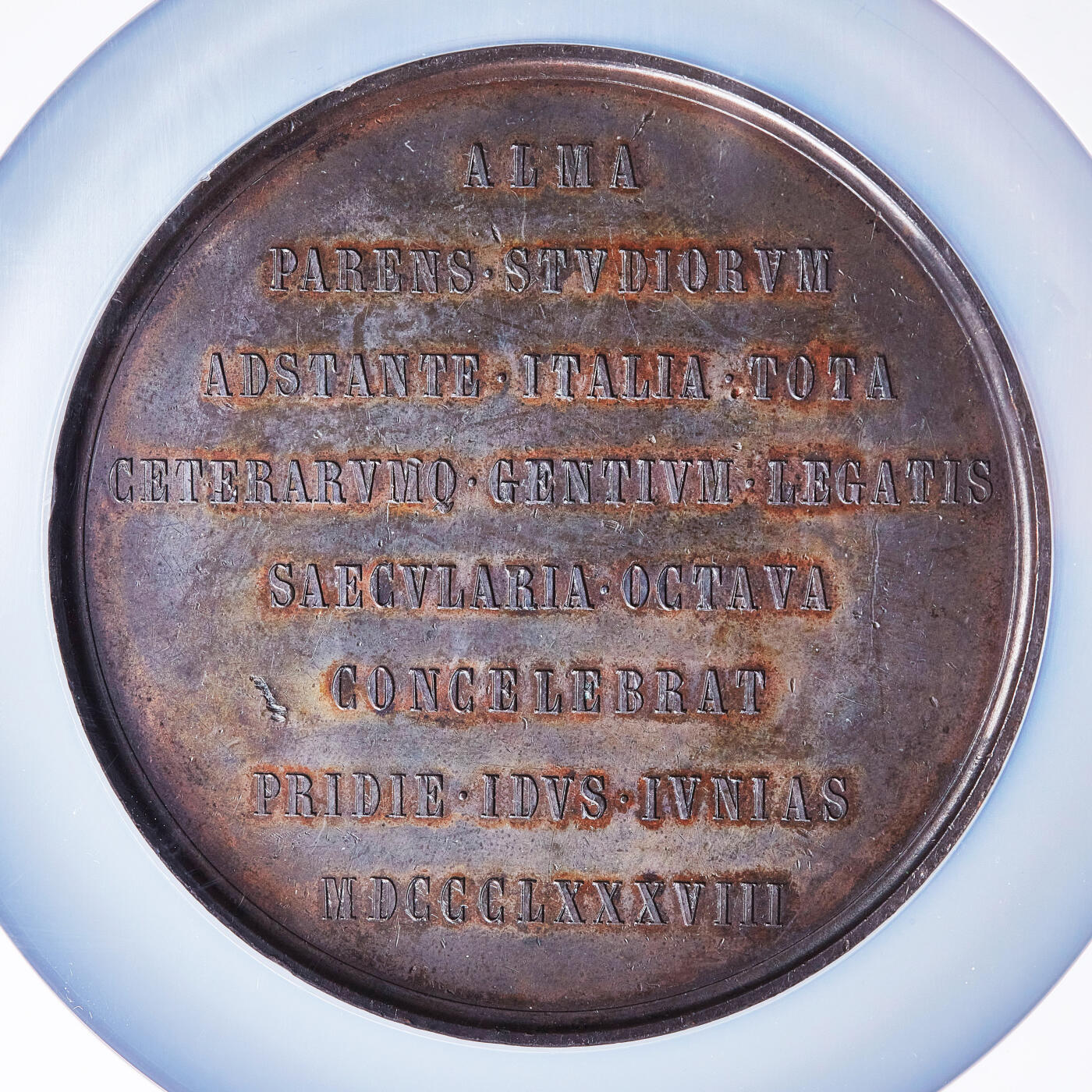 【俄甄集藏】2026年(050)04-01星期三 晚 19:30 全场包邮 意大利1888年翁贝托一世头像纪念博洛尼亚大学建校800周年大铜章，NGC UNCD，直径：75mm，重：144.6克，高浮雕，黑巧克力包浆，稀少品种