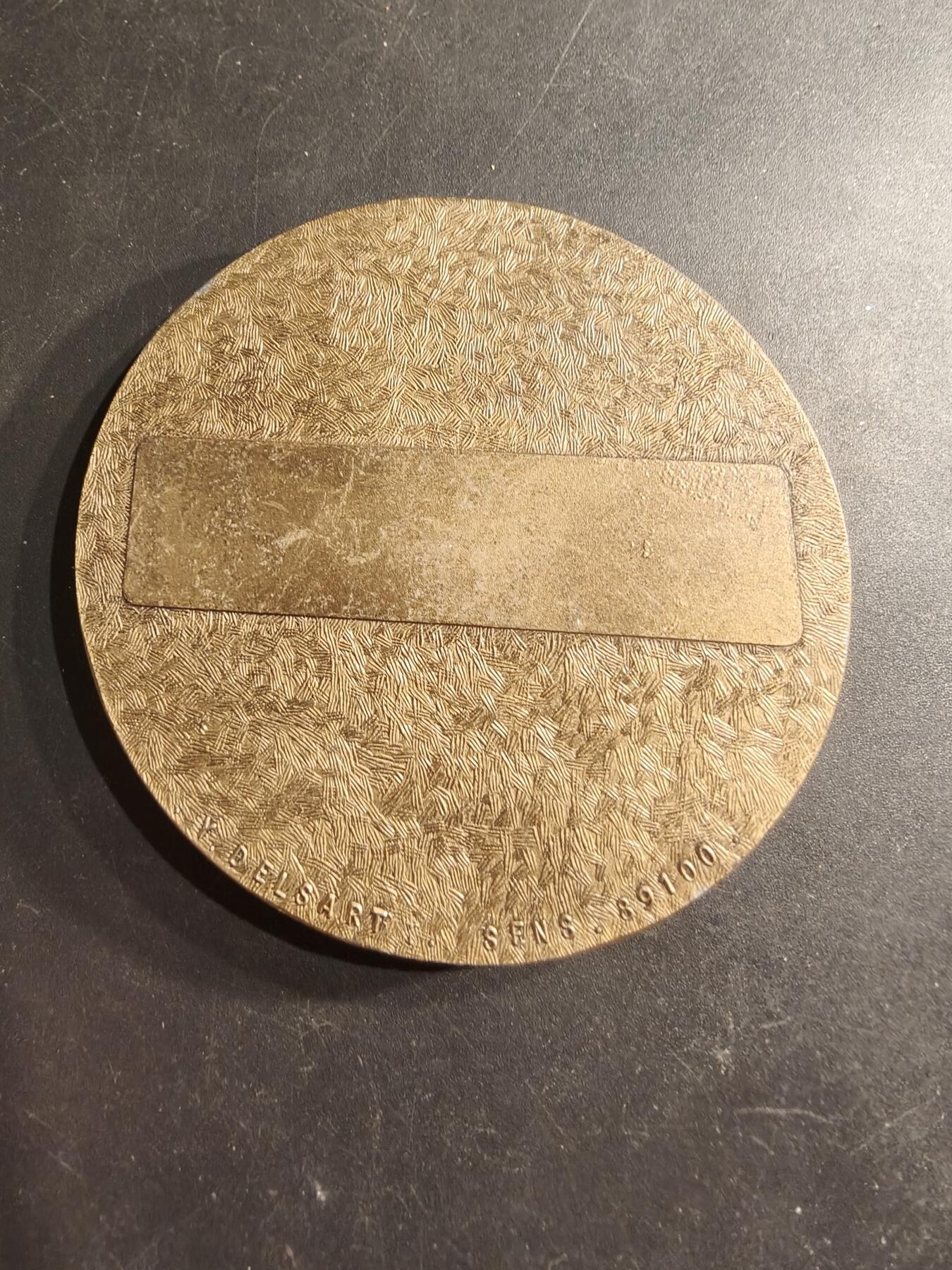 老王徽章第190期 法国驻里尔市第8炮兵团纪念章     直径70mm     重量125.7g