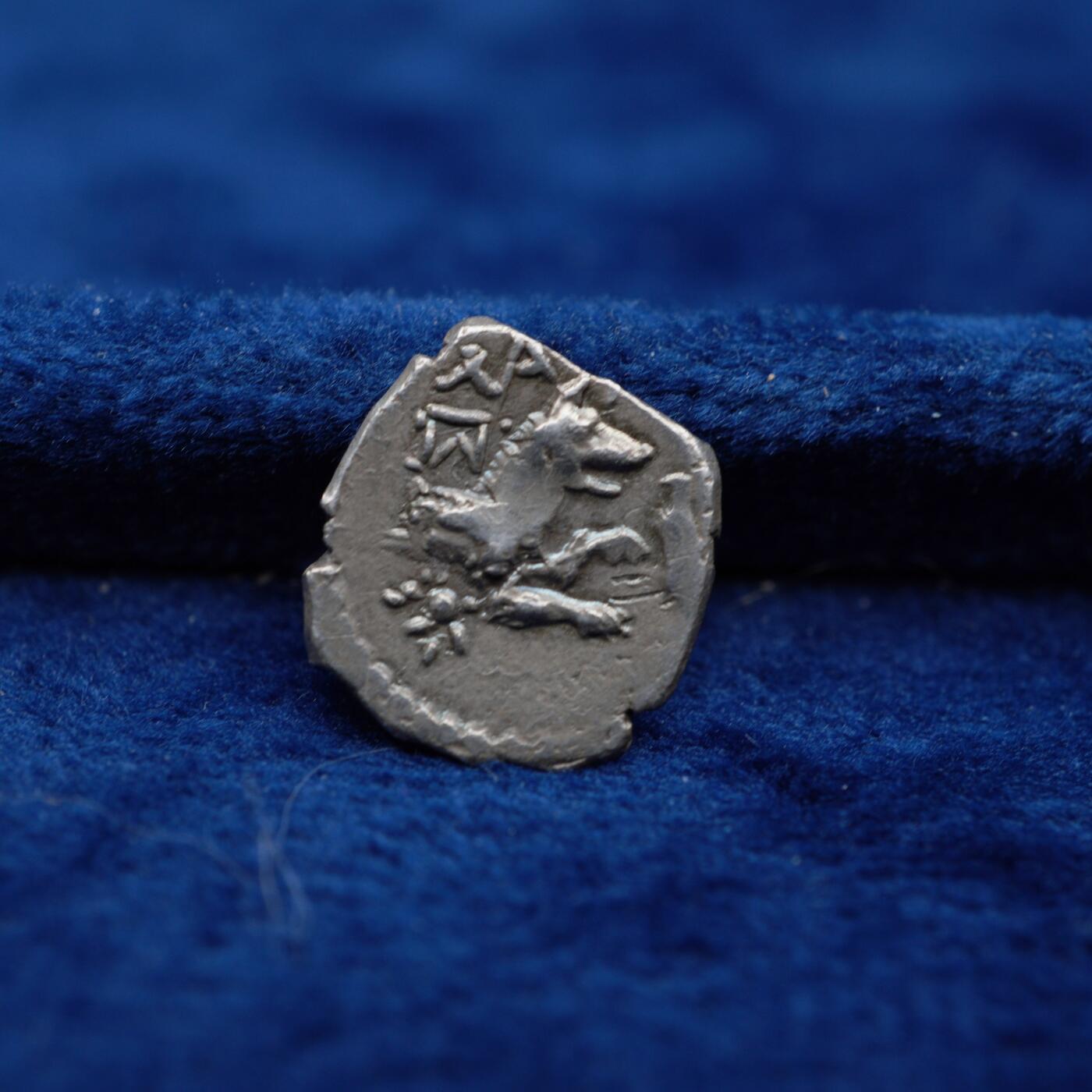 琋语集藏2026年04月欧洲古典打制币拍卖 古希腊拉科尼亚地区-拉兰达城（laranda）狼与双人头像奥波银币