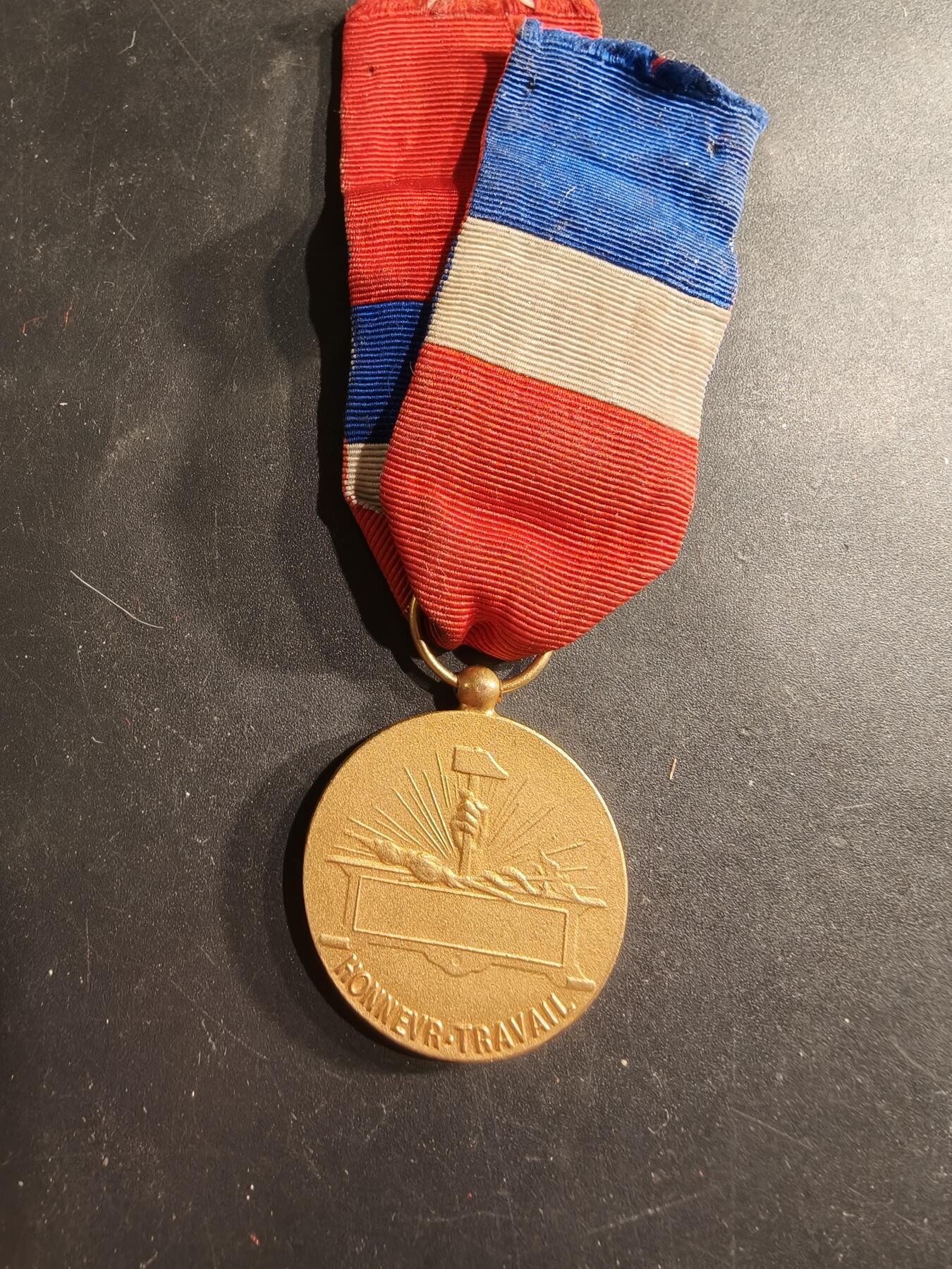 老王徽章第190期 法国金级劳工奖章