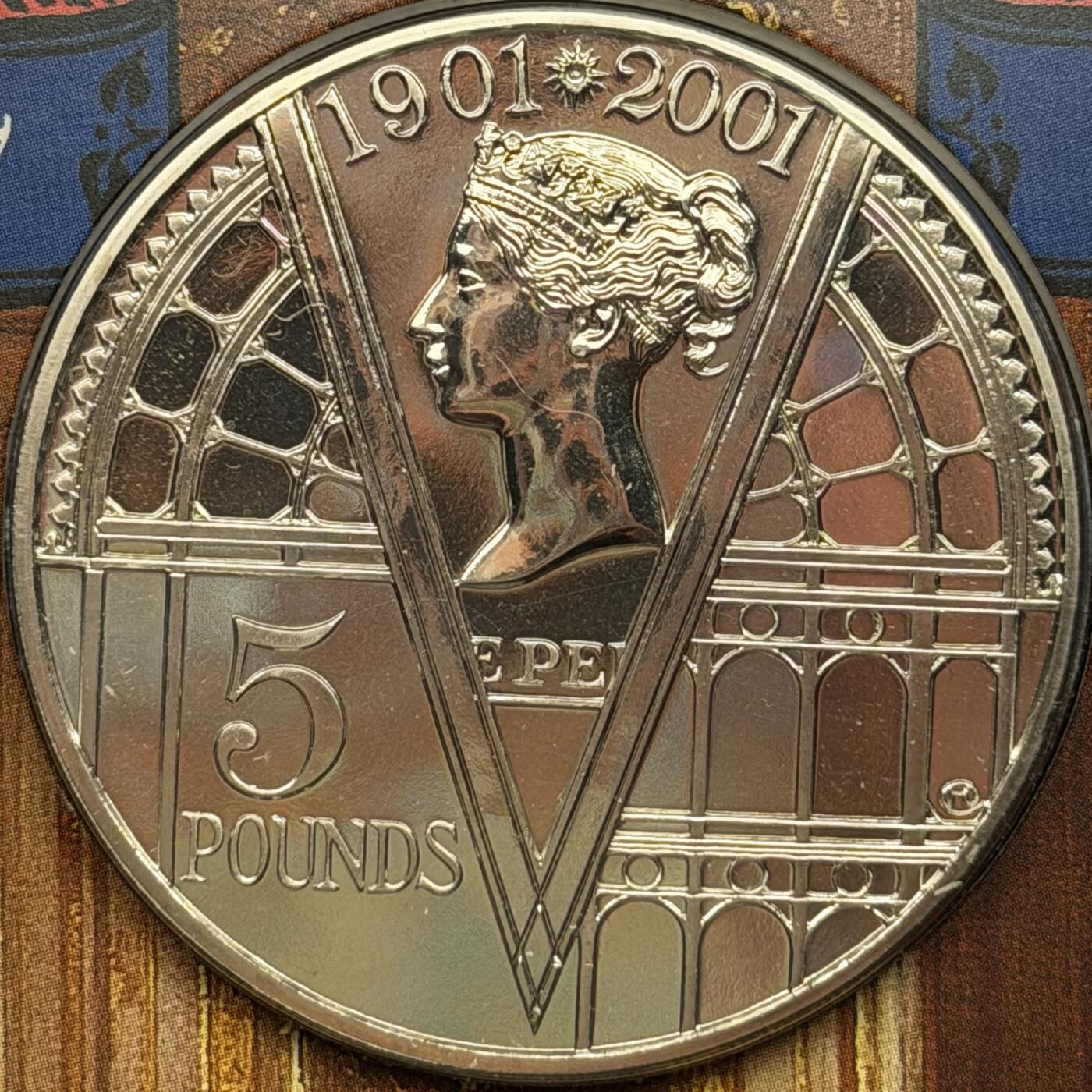 ＜星葵🌻钱币社＞第72期·东奔西走的硬币·3月31日发货 〈大型邮币封〉英国2001年维多利亚女王逝世100周年5镑克朗型纪念币