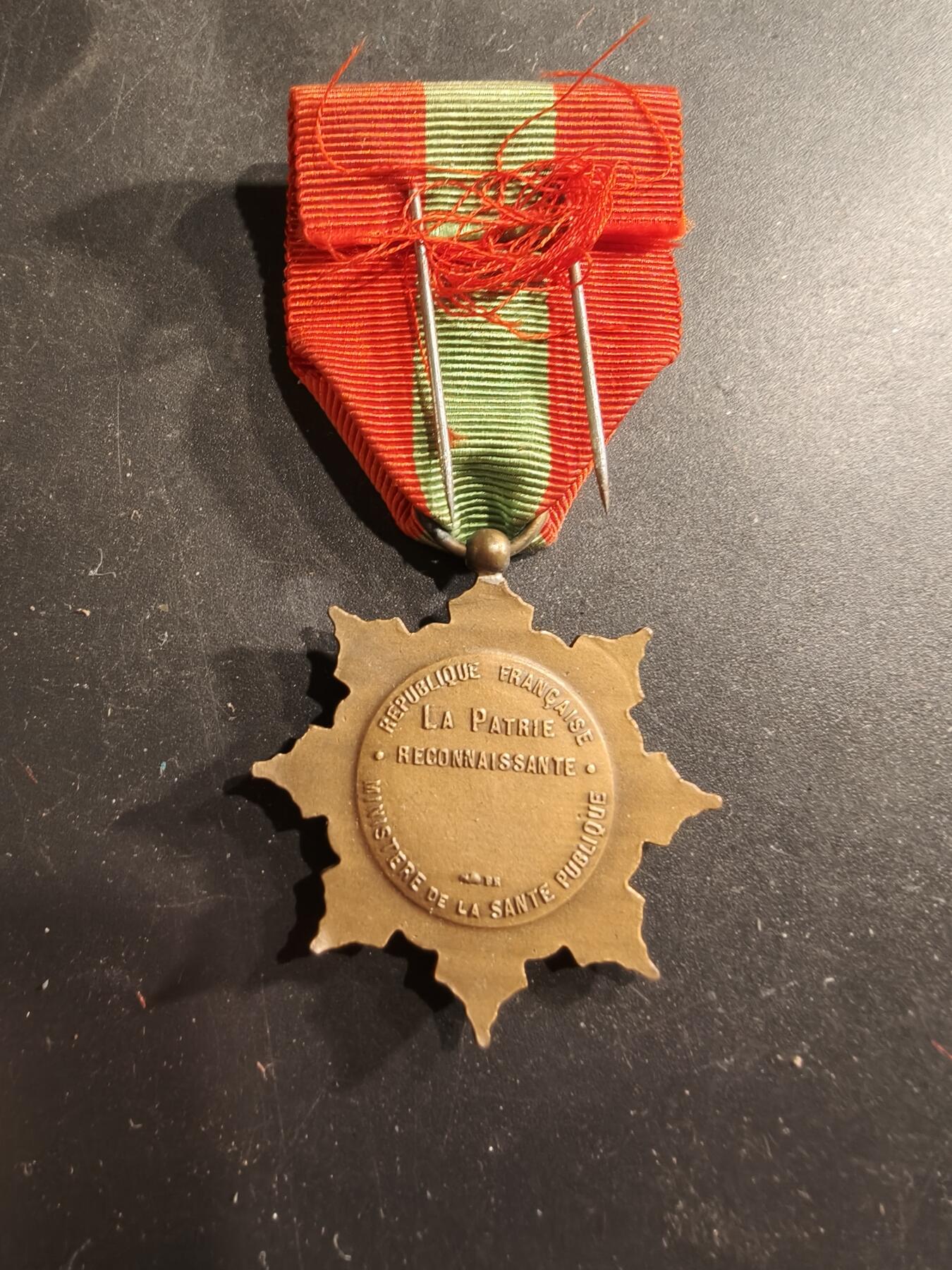 老王徽章第190期 法国卫生部铜级母亲奖章    原盒