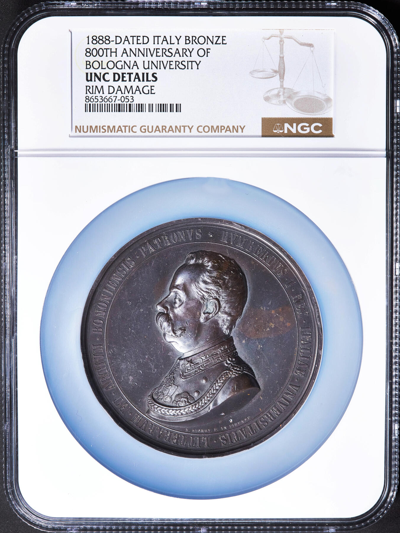 【俄甄集藏】2026年(050)04-01星期三 晚 19:30 全场包邮 意大利1888年翁贝托一世头像纪念博洛尼亚大学建校800周年大铜章，NGC UNCD，直径：75mm，重：144.6克，高浮雕，黑巧克力包浆，稀少品种