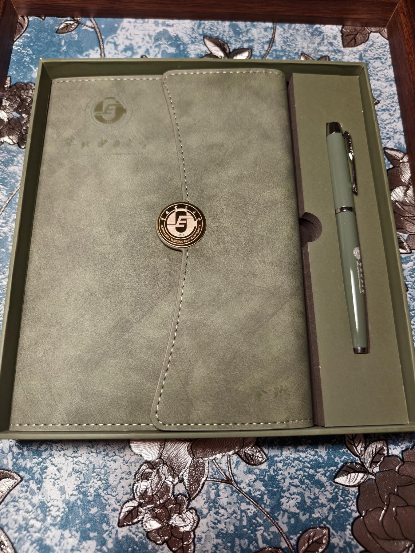 抚柳草堂-第二十期章牌钱币  奖章勋章免佣最后一期 满百包邮 放漏专场 华北电力大学 笔记本礼盒 一本一笔 软皮磁吸本子尺寸是a5 质量非常好