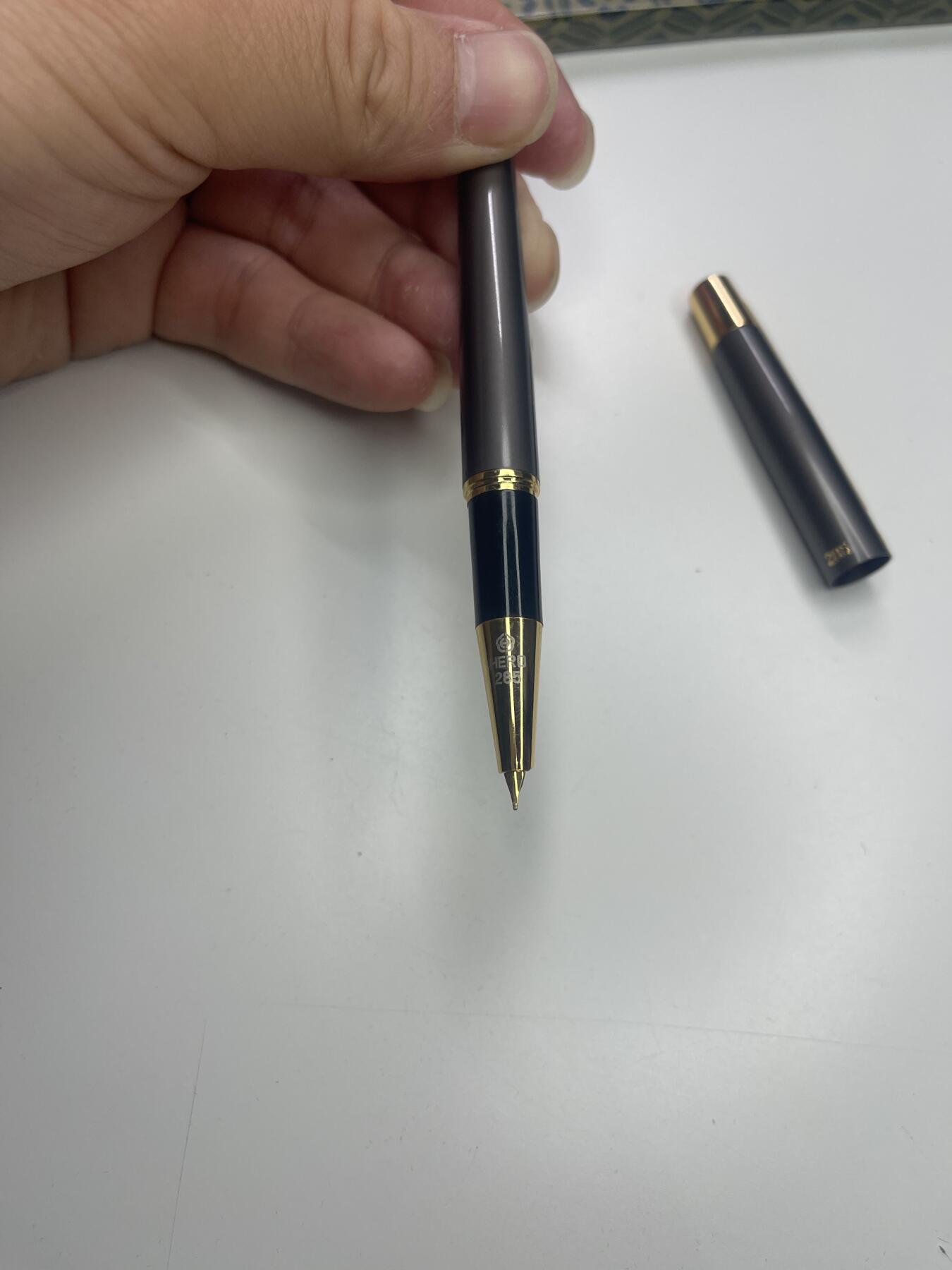 新时代收藏快速小拍 拍卖本周一线所得新货 3月29日场 水利发电专家谢宗林的证书与盐锅峡水电站十号机组发电纪念手表与英雄牌钢笔一套 手表为日本机芯定制表 背后有发电纪念字样 值得一提的是 该的主证书为水利水电部裁撤的最后一年1988年所颁发 傅作义曾任第一任部长