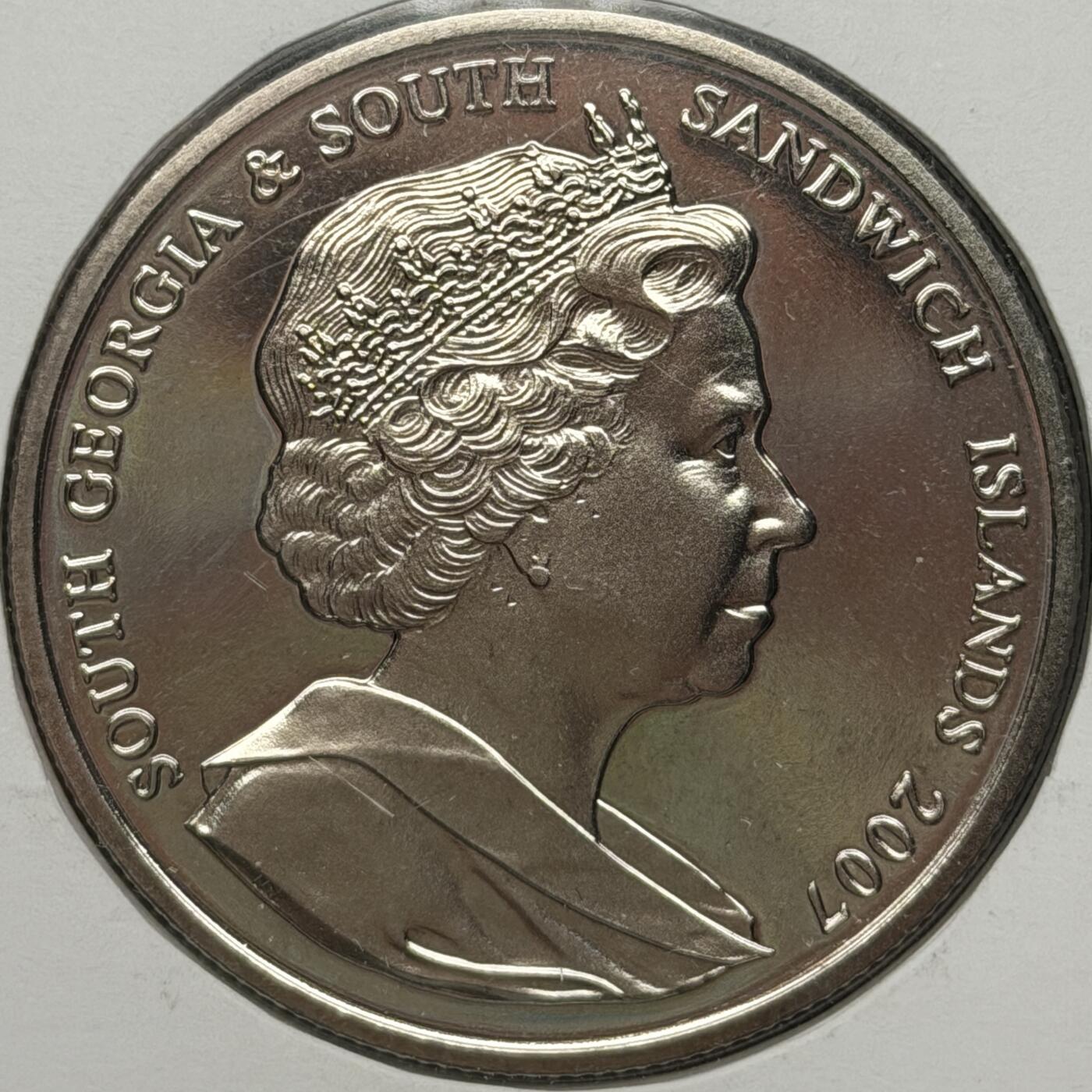 ＜星葵🌻钱币社＞第72期·东奔西走的硬币·3月31日发货 〈邮币封·签名版〉南乔治亚岛和南桑威奇群岛2007年解放25周年2镑克朗型纪念币