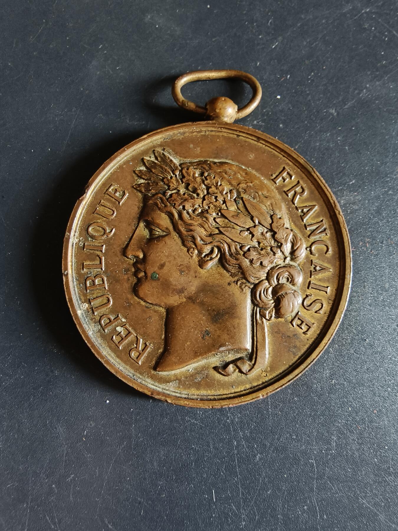 老王徽章第190期 法国国家射击协会铜奖章     原盒      直径50mm     重量51.6g