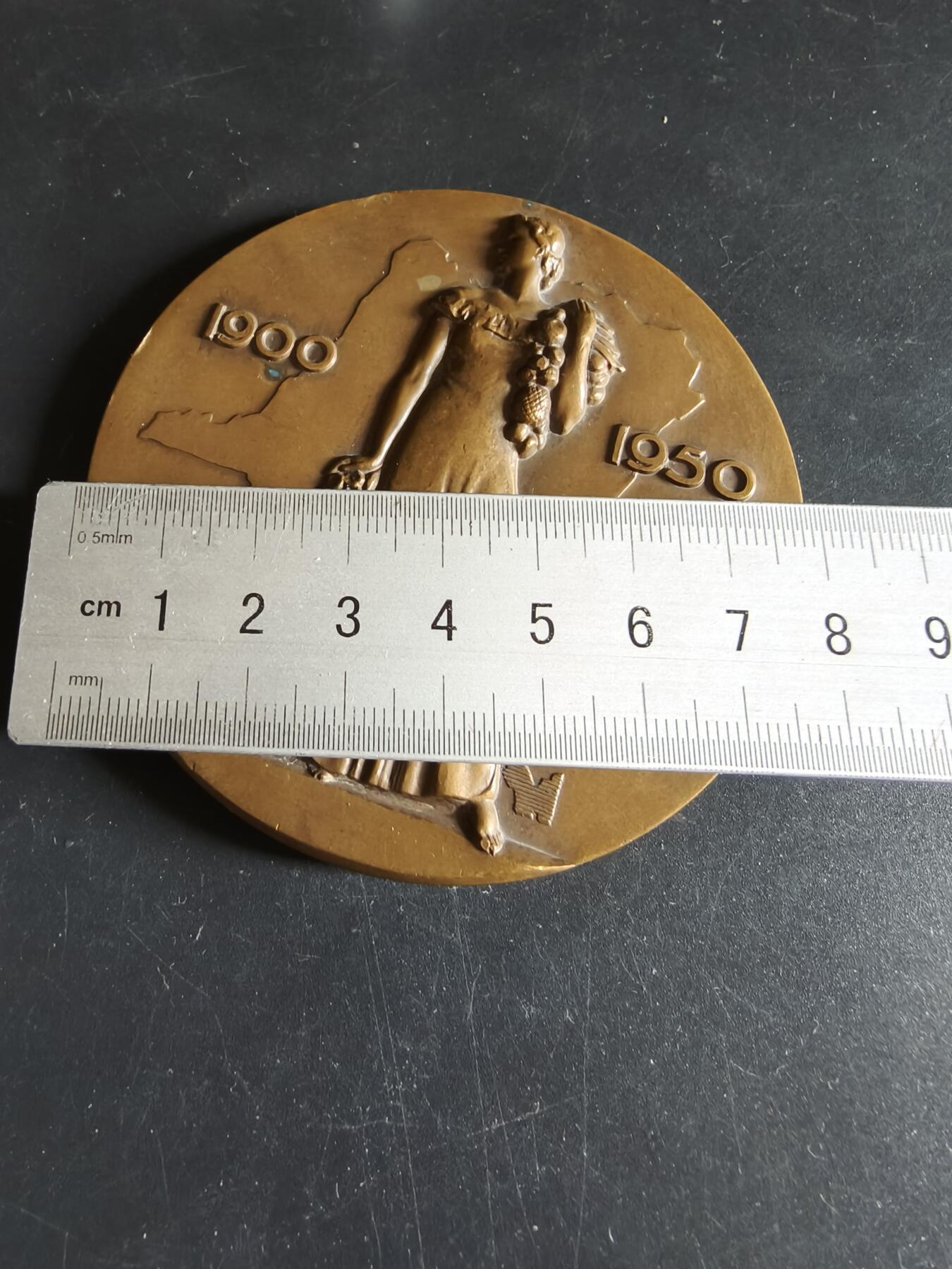 老王徽章第190期 比利时比属刚果加单加地区管理委员会成立50周年大铜章      直径80mm      重量214.4g