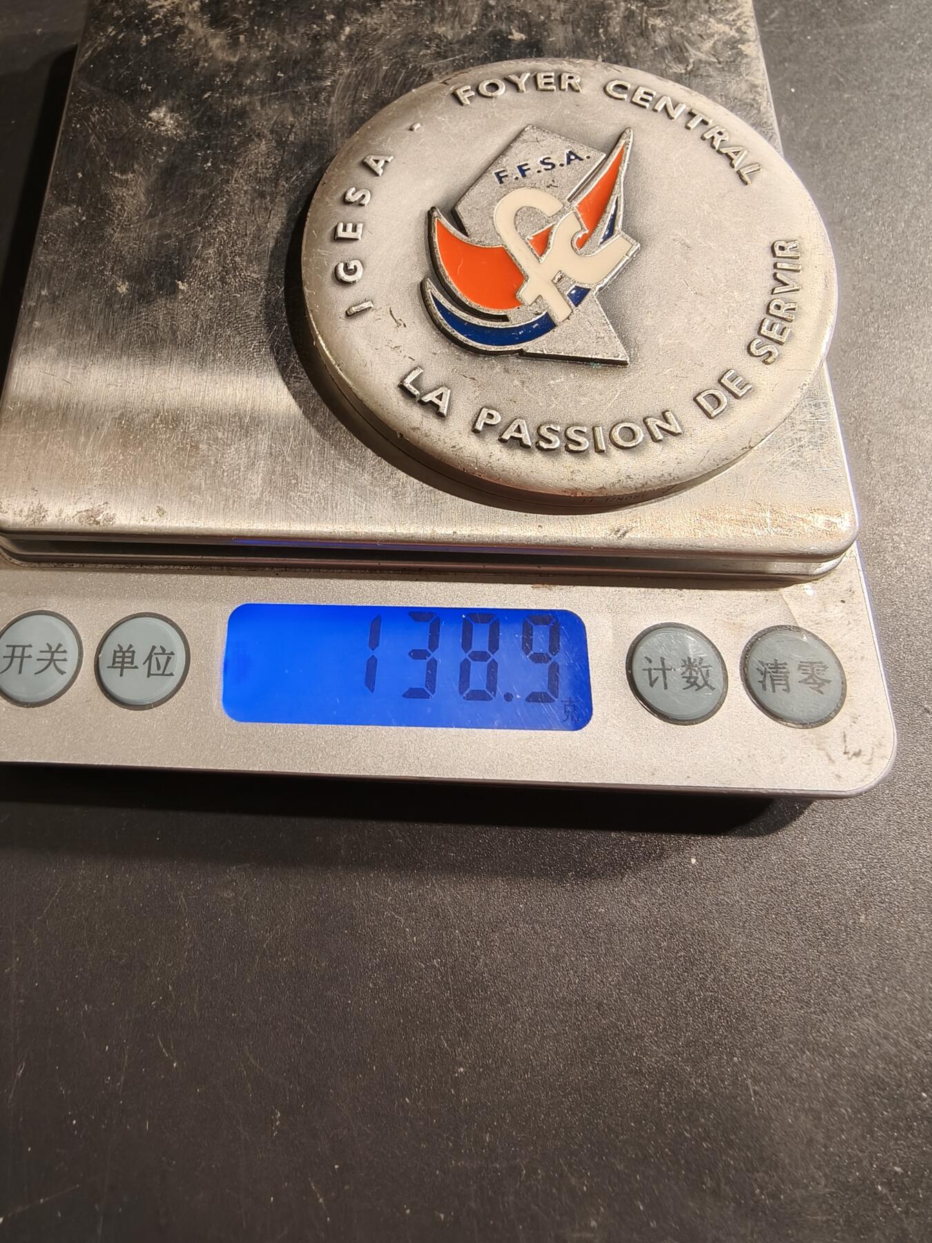 老王徽章第190期 法国军队社会管理机构纪念章     直径64mm    重量138.9g