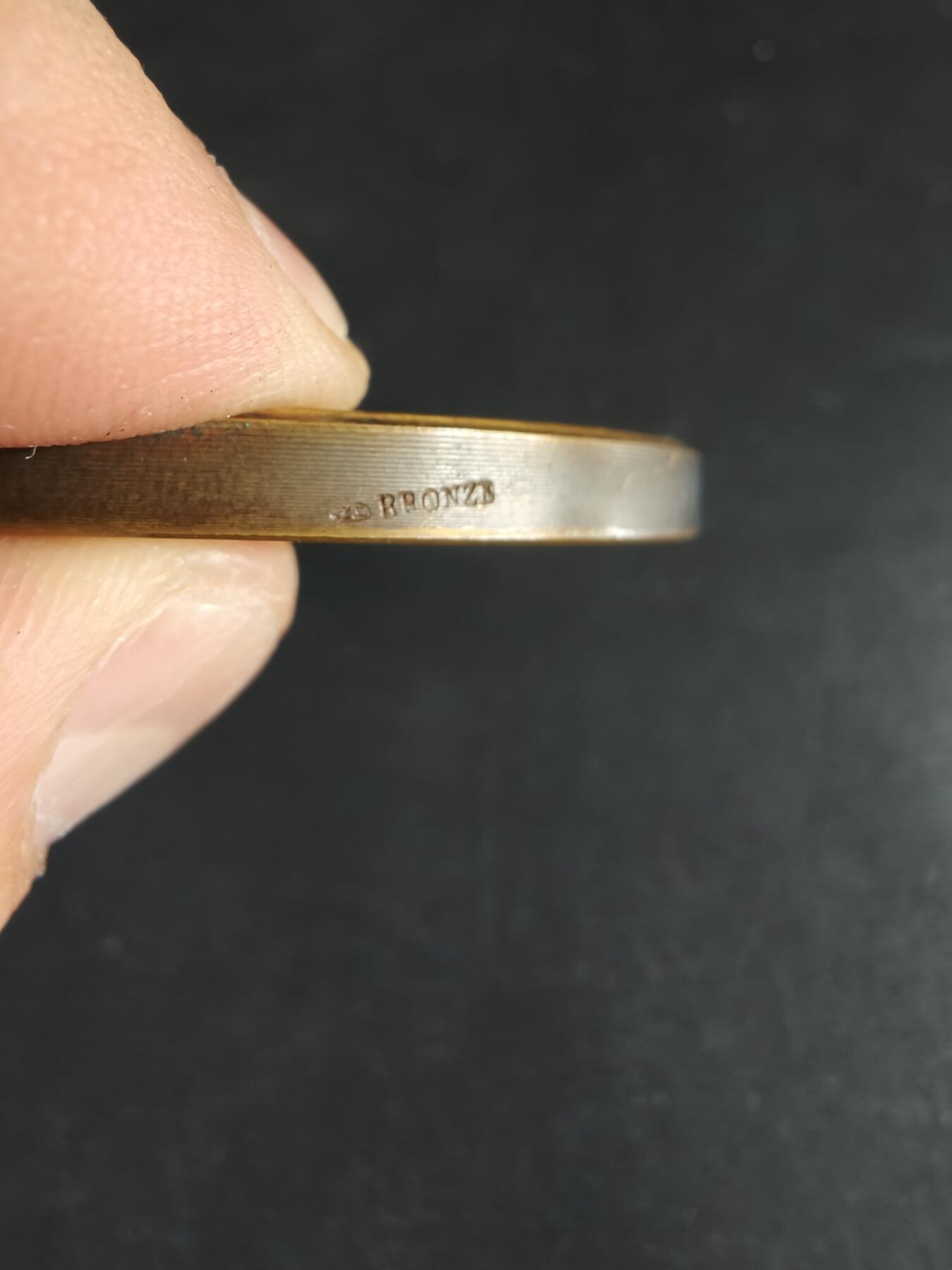 老王徽章第190期 法国南锡工商会大铜章      原盒      维克多·普普维作品      正面描绘了在翻阅账本的女性       直径68mm      重量144.2g