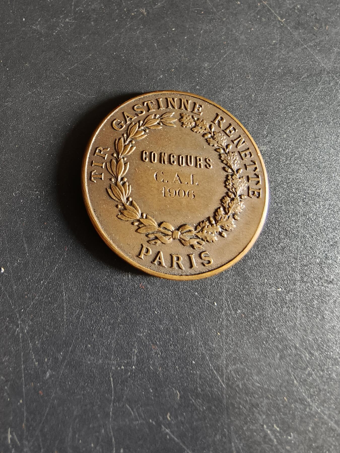 老王徽章第190期 法国巴黎Gastinne Renette射击竞赛获奖大铜章     原盒      直径31mm     重量16.3g      Gastinne Renette 是巴黎历史悠久的奢侈武器制造商，始创于18世纪末。该工坊以生产高精度决斗手枪和狩猎武器闻名，曾是法国皇室和拿破仑三世的供应商 