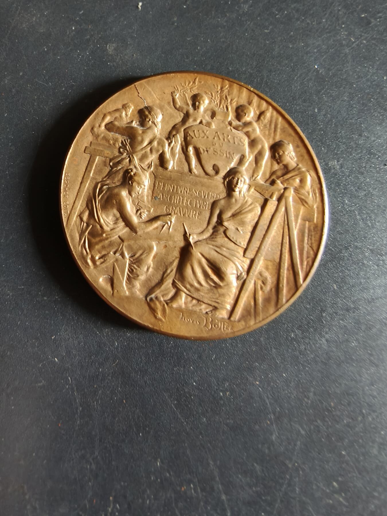 老王徽章第190期 法国利摩日国立装饰艺术学院大铜章     大师路易·波特作品     原盒       直径42mm      重量35.3g