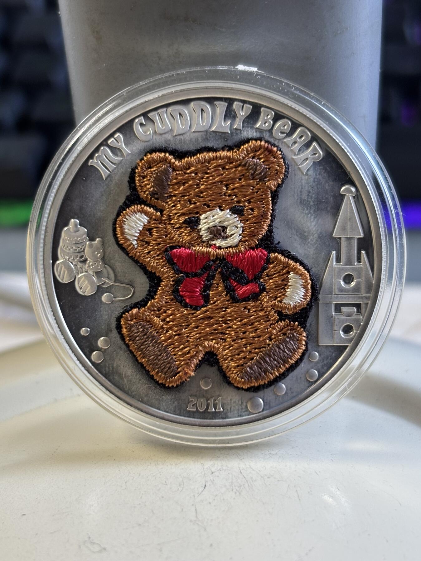 第194期拍卖 帕劳2011年泰迪熊镶嵌实体瑞士刺绣针织纪念银币带证书，25克，925银，有氧化