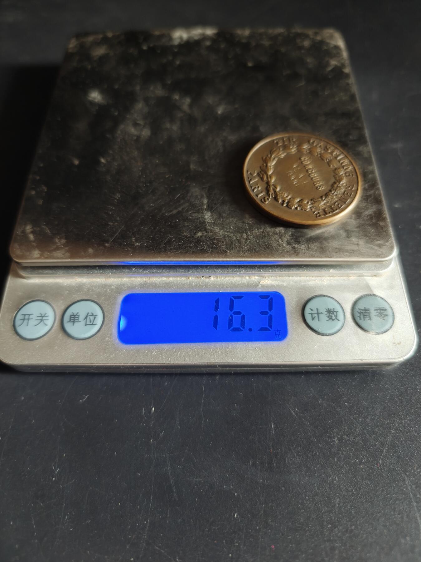 老王徽章第190期 法国巴黎Gastinne Renette射击竞赛获奖大铜章     原盒      直径31mm     重量16.3g      Gastinne Renette 是巴黎历史悠久的奢侈武器制造商，始创于18世纪末。该工坊以生产高精度决斗手枪和狩猎武器闻名，曾是法国皇室和拿破仑三世的供应商 