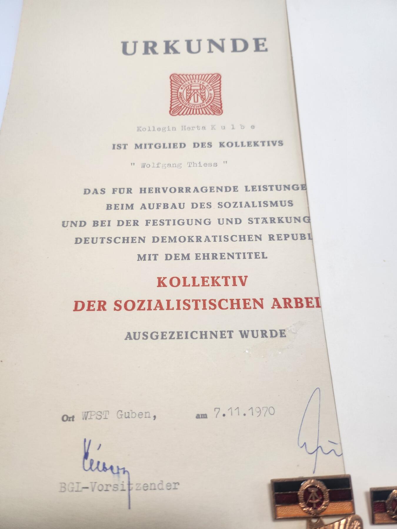 南水社第4次拍卖  民主德国社会主义劳动集体奖章证书女性得主二次获得