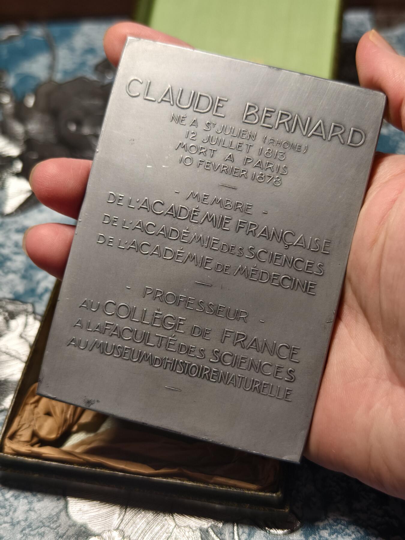 抚柳草堂-第二十期章牌钱币  奖章勋章免佣最后一期 满百包邮 放漏专场 1913法国生物学家克劳德纳德诞辰百年铝质纪念章  重133.9g 80*110.5mm 三角边铭 原盒美品 特殊材质保存不易