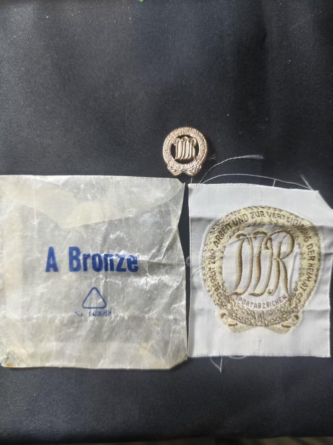 云宸嘉赏-勋臻文献佳藏优品精选场次（低佣 转发佣金红包） 民主德国铜级体育体能证章 礼服刺绣+mini+原包装一套 五十年代早期版本少见一套 