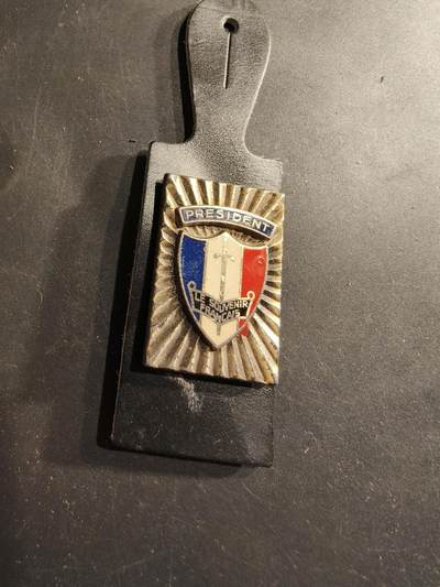 老王徽章第190期 - 法国纪念协会证章      法国纪念协会成立于 1887 年，是一个致力于维护为国捐躯者记忆的法国协会。其核心使命是：维护并装饰阵亡将士的墓地和纪念碑。 保存对那些为法兰西英勇奋斗者的记忆。 将这种记忆传承给年轻一代。 