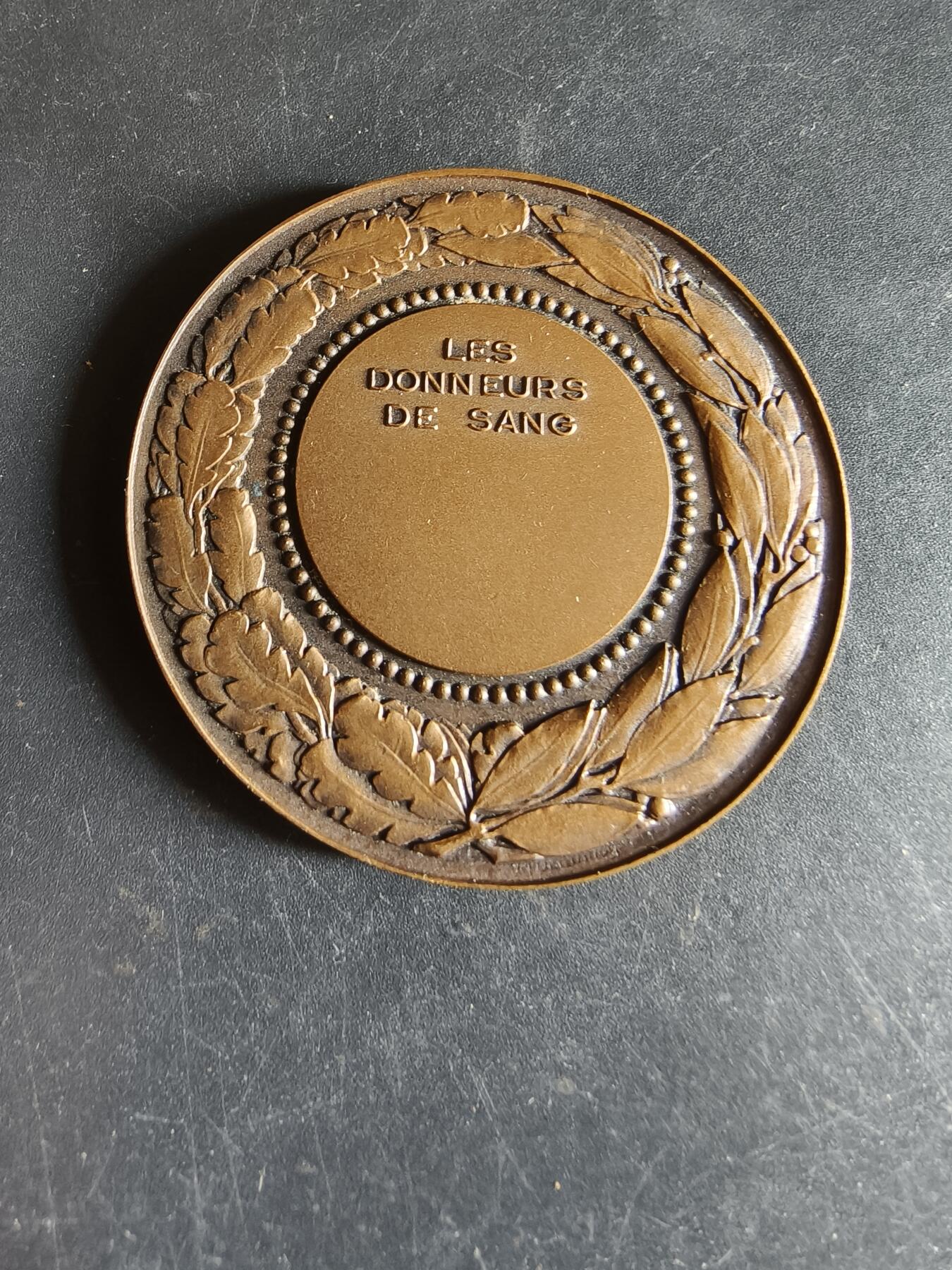 老王徽章第190期 法国红十字会献血纪念铜章     原盒     直径50mm     重量52.6g